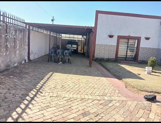 6 BEDROOM HOUSE FOR SALE IN EIKE PARK